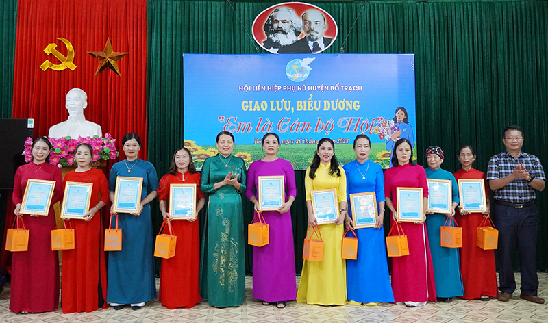 Đại diện lãnh đạo Ban Tuyên giáo Huyện ủy và UBND huyện Bố Trạch tặng thưởng cho các cán bộ hội cơ sở tiêu biểu của Hội LHPN huyện Bố Trạch.