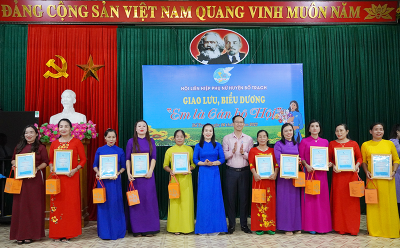Đại diện lãnh đạo Quỹ hỗ trợ phụ nữ phát triển tỉnh và Hội LHPN huyện Bố Trạch tặng thưởng cho các cán bộ hội cơ sở tiêu biểu của hội.