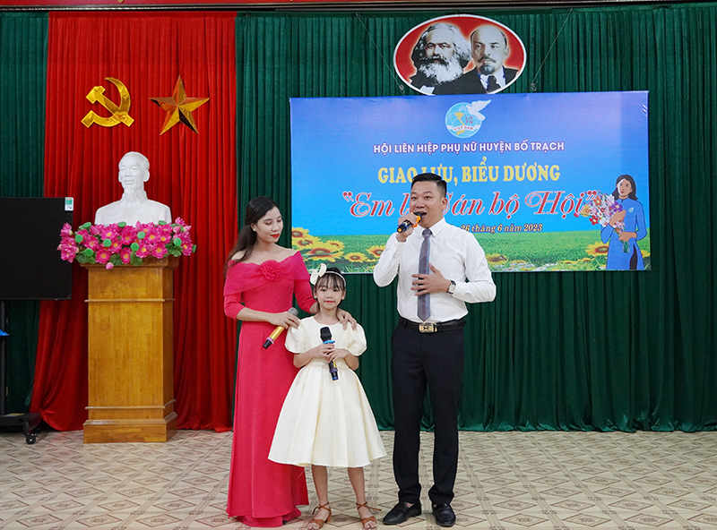 Các tiết mục văn nghệ đặc sắc cho các chị em hội viên Hội LHPN huyện Bố Trạch biểu diễn.
