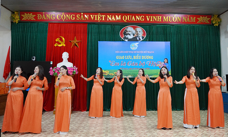 Các tiết mục văn nghệ đặc sắc cho các chị em hội viên Hội LHPN huyện Bố Trạch biểu diễn.