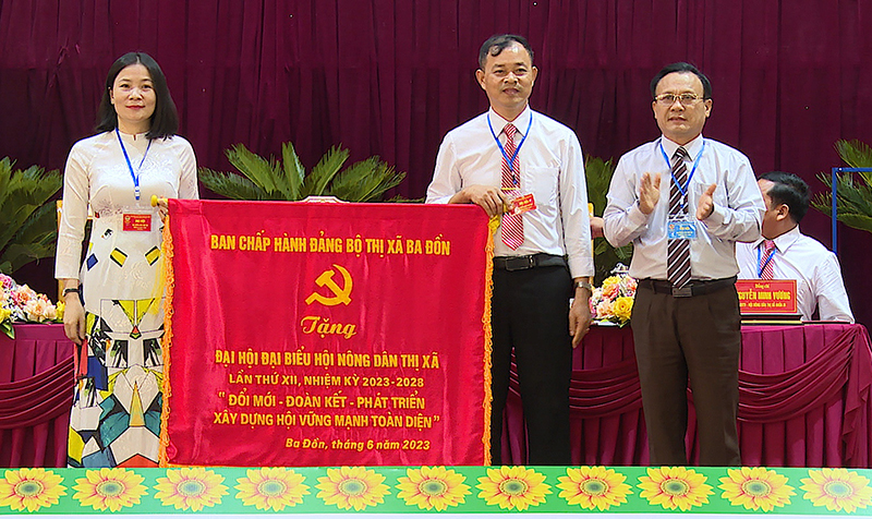 Lãnh đạo TX. Ba Đồn trao bức trướng chúc mừng đại hội.