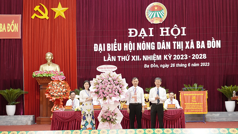 Chủ tịch HND tỉnh, đồng chí Trần Tiến Sỹ tặng hoa chúc mừng đại hội.