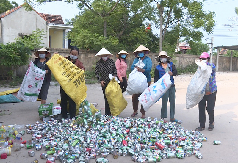 Phụ nữ Quảng Trạch thu gom phế liệu để gây quỹ, giúp đỡ các hoàn cảnh khó khăn.