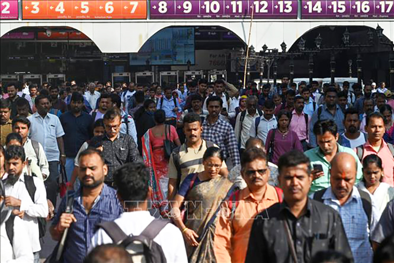 Cảnh đông đúc tại nhà ga ở Mumbai, Ấn Độ. Ảnh: AFP/TTXVN