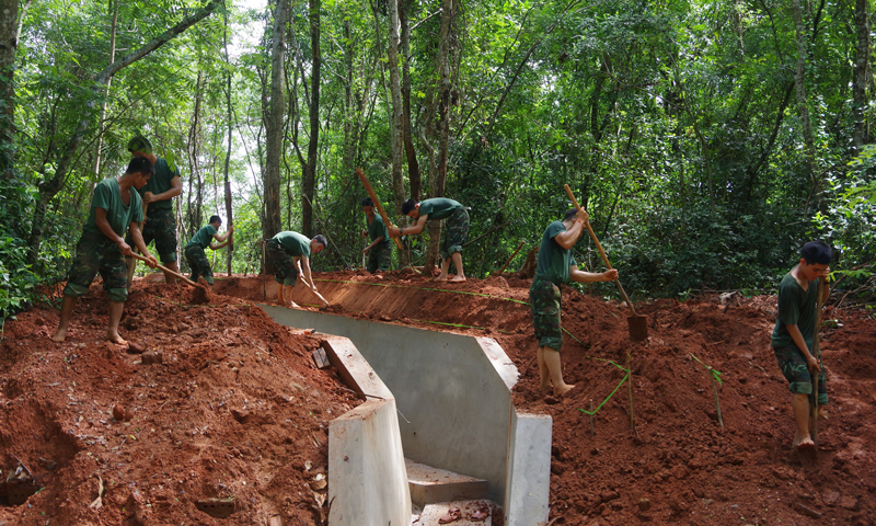 Xây dựng hầm hào, công sự tại Sở Chỉ huy diễn tập.