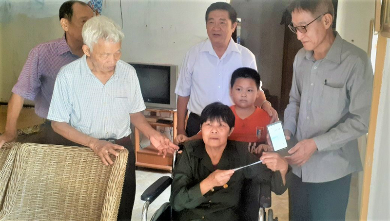 Vợ chồng ông Kim Yong Sook (người Hàn Quốc) đến thăm trực tiếp các gia đình có nạn nhân chất độc da cam trên địa bàn tỉnh Quảng Bình.