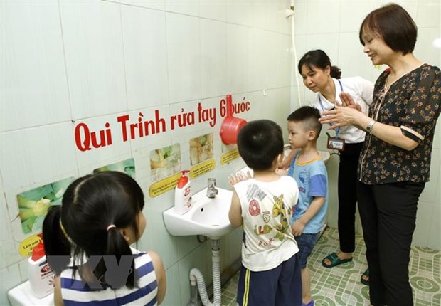 Hướng dẫn trẻ mầm non rửa tay, phòng chống ịch bệnh. (Ảnh: Dương Ngọc/TTXVN)