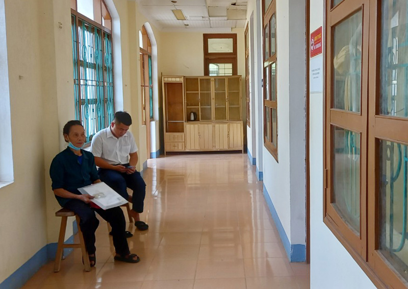 Người dân chờ làm thủ tục liên quan đến đất đai tại Chi nhánh Văn phòng đăng ký đất đai huyện Lệ Thủy. 