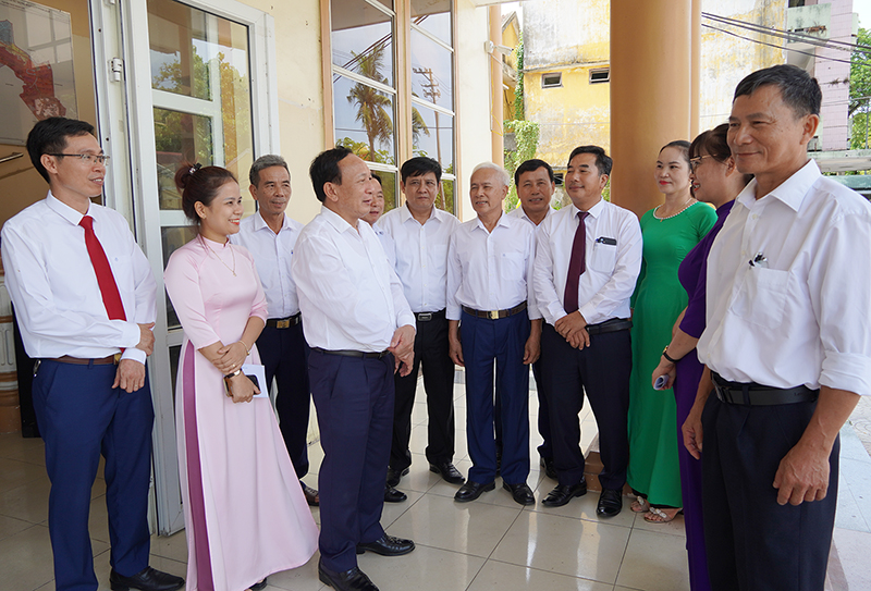 Đồng chí Phó Bí thư Thường trực Tỉnh ủy Trần Hải Châu trò chuyện, nắm bắt tâm tư, nguyện vọng của cán bộ, đảng viên trên địa bàn thị trấn Hoàn Lão (Bố Trạch).