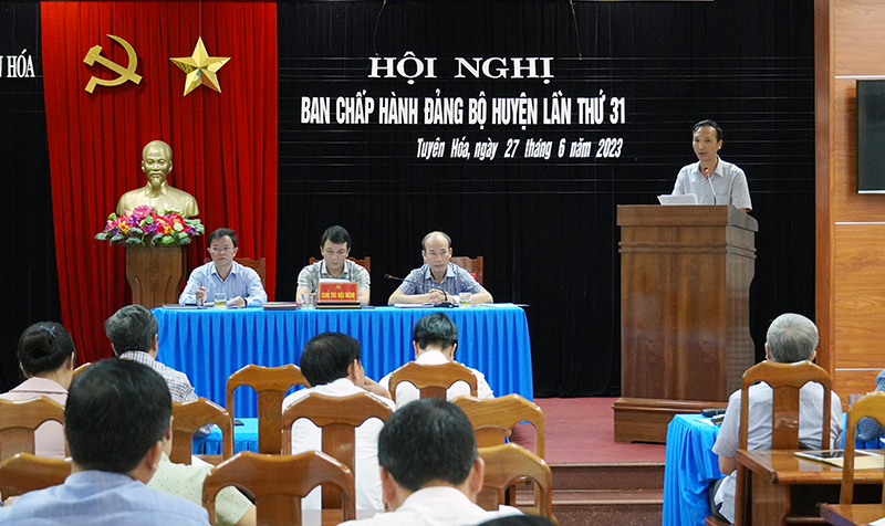 Đại biểu tham luận tại hội nghị. 