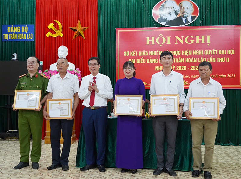 Đại diện lãnh đạo Đảng bộ thị trấn Hoàn Lão tặng giấy khen cho các chi bộ có thành tích xuất sắc trong thực hiện nhiệm vụ nữa nhiệm kỳ 2020-2025.
