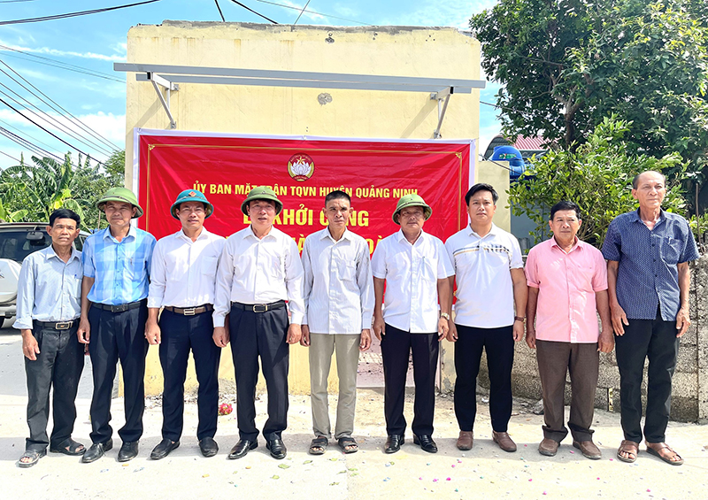 Ủy ban MTTQVN huyện Quảng Ninh và chính quyền địa phương khởi công xây dựng nhà “Đại đoàn kết” cho gia đình ông Hoàng Văn Phú.