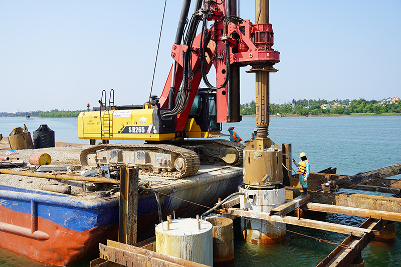 Nhà thầu Công ty CP Tập đoàn Đạt Phương đang thi công cộc khoan nhồi trụ T5.