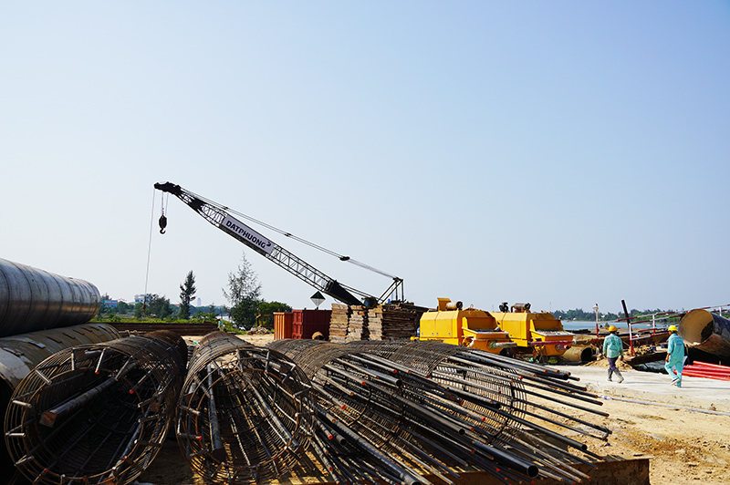 Dưới trời nắng rát, công trường cầu Nhật Lệ 3 vẫn rền vang tiếng máy.
