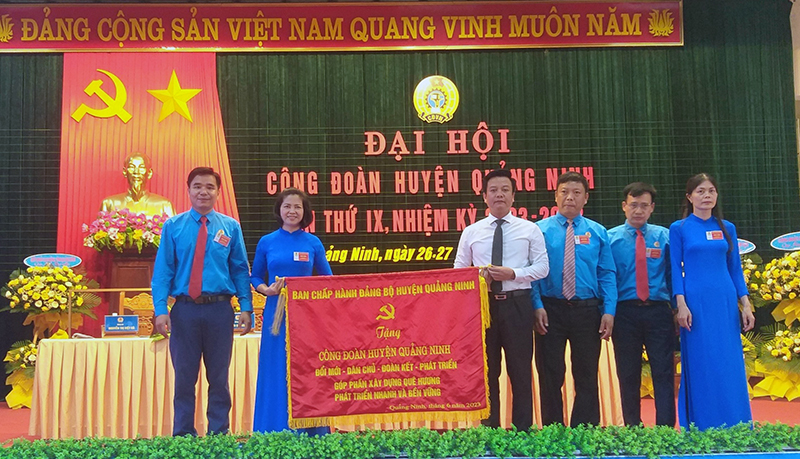 Đồng chí Bí thư Huyện ủy Quảng Ninh Trần Quốc Tuấn tặng bức trướng chúc mừng đại hội.
