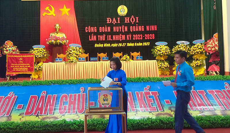Các đại biểu bỏ phiếu bầu Ban Chấp hành LĐLĐ huyện Quảng Ninh lần thứ IX, nhiệm kỳ 2023-2028.