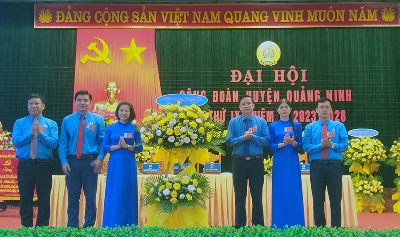 Chủ tịch LĐLĐ tỉnh Phạm Tiến Nam tặng hoa chúc mừng đại hội. 
