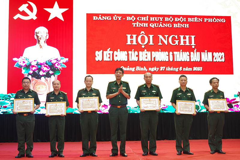 Nhiều tập thể, cá nhân được lãnh đạo Bộ Chỉ huy BĐBP tỉnh trao tặng bằng khen, giấy khen của các cấp về thành tích đạt được trong thực hiện nhiệm vụ công tác biên phòng.