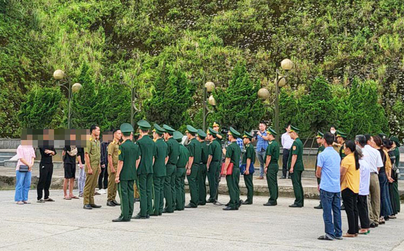Công an tỉnh Bokeo (Lào) bàn giao 5 trường hợp cho Công an tỉnh Hà Tĩnh hồi tháng 5/2023. Ảnh: TTXVN phát