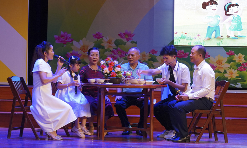 Không gian bữa cơm gia đình qua phần thể hiện của gia đình ông Trương Anh Thạo.