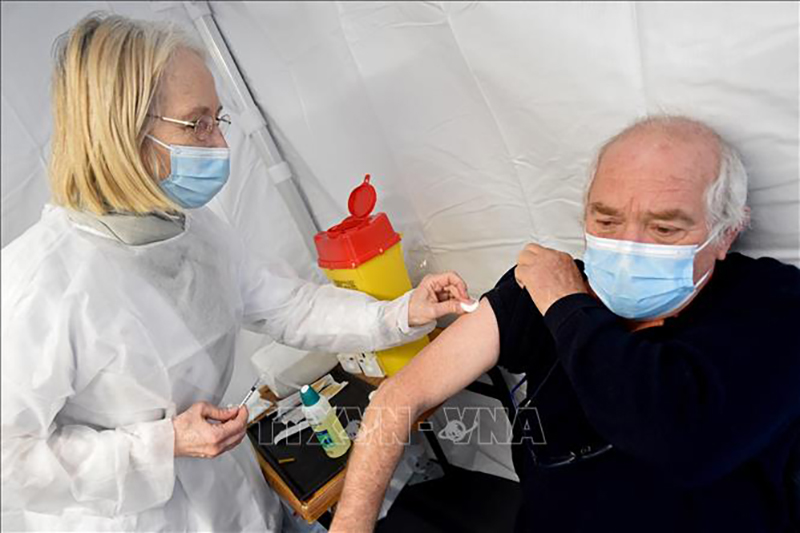 Nhân viên y tế tiêm vaccine ngừa COVID-19 cho người dân tại Lens, Pháp. Ảnh tư liệu: AFP/TTXVN