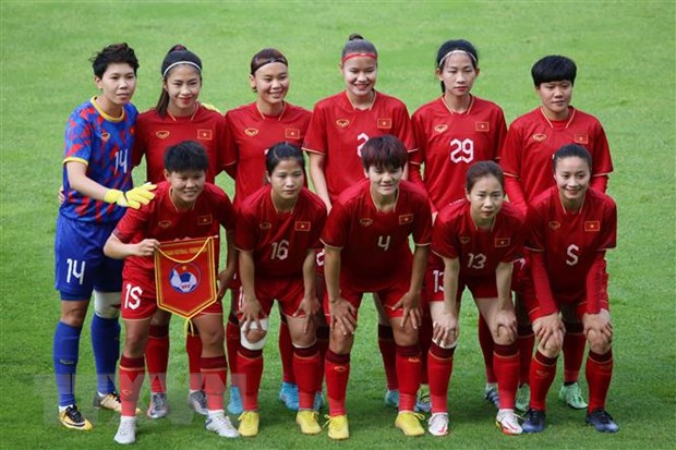 Các Tuyển thủ Nữ Việt Nam chụp ảnh trước trận đấu giao hữu với Tuyển Nữ Đức. (Ảnh: Mạnh Hùng/TTXVN)