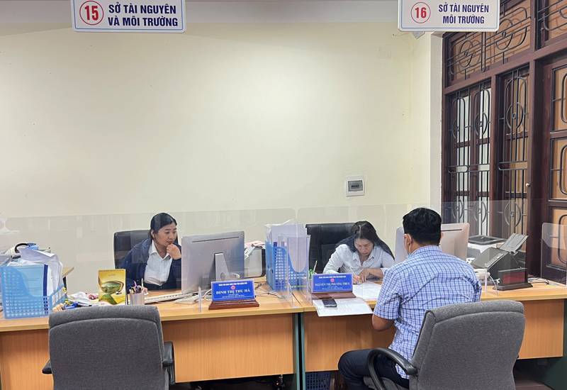 Người dân đến giao dịch thủ tục về đất đai tại Trung tâm phục vụ Hành chính công tỉnh Quảng Bình.