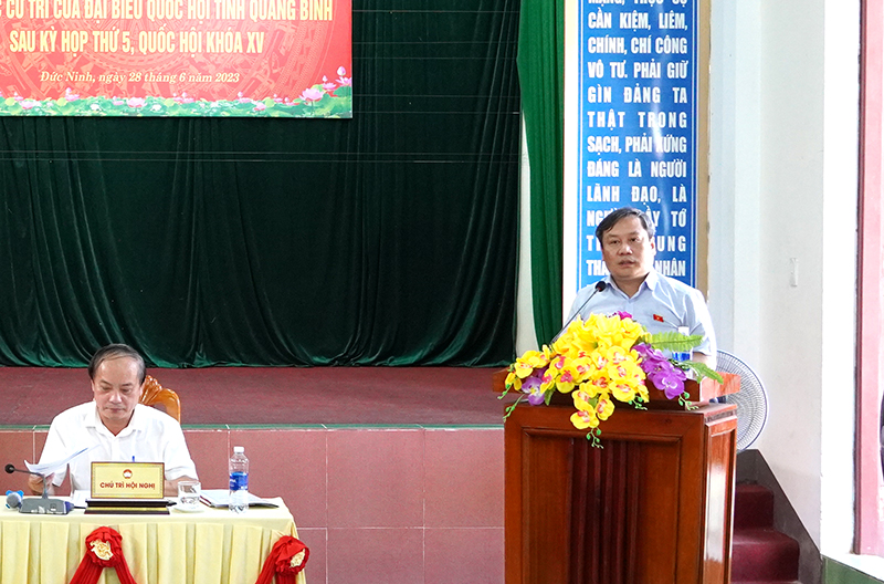 Đồng chí Vũ Đại Thắng, Ủy viên Trung ương Đảng, Bí thư Tỉnh ủy, Trưởng đoàn ĐBQH tỉnh tiếp thu, trao đổi về các kiến nghị của cử tri.