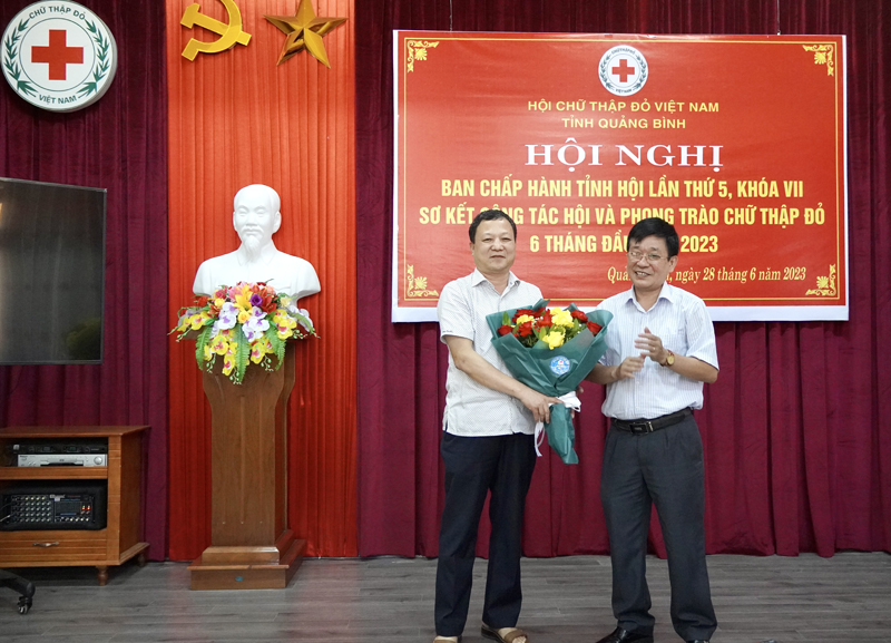 Đại diện lãnh đạo Hội CTĐ tỉnh tặng hoa chúc mừng ông Hoàng Xuân Vĩnh được bầu vào Ban Chấp hành Hội CTĐ tỉnh khóa VII, nhiệm kỳ 2021-2026.