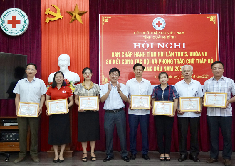 Đại diện lãnh đạo Hội CTĐ tỉnh tặng giấy khen cho 7 tập thể có thành tích xuất sắc trong việc triển khai thực hiện Tháng Nhân đạo năm 2023.