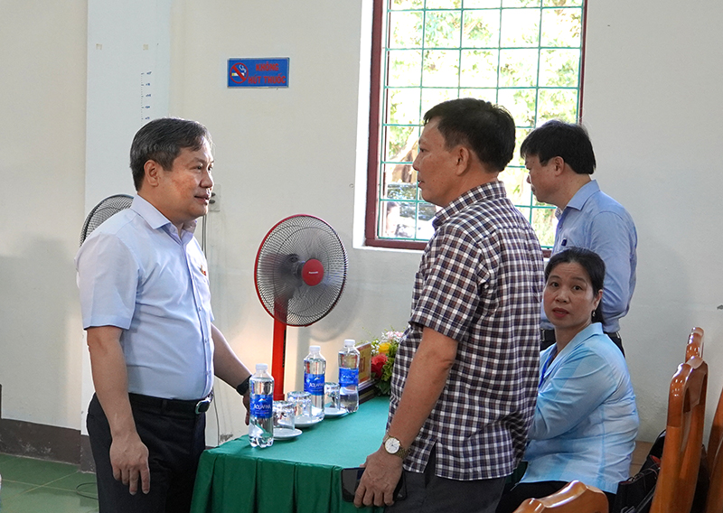 Đồng chí Vũ Đại Thắng, Ủy viên Trung ương Đảng, Bí thư Tỉnh ủy, Trưởng đoàn ĐBQH tỉnh chuyện trò với cử tri thành phố.