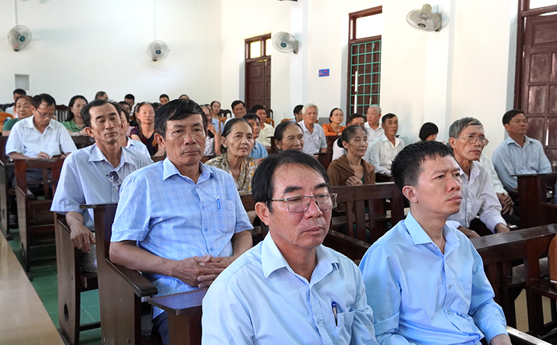 Cử tri TP.Đồng Hới tham dự.
