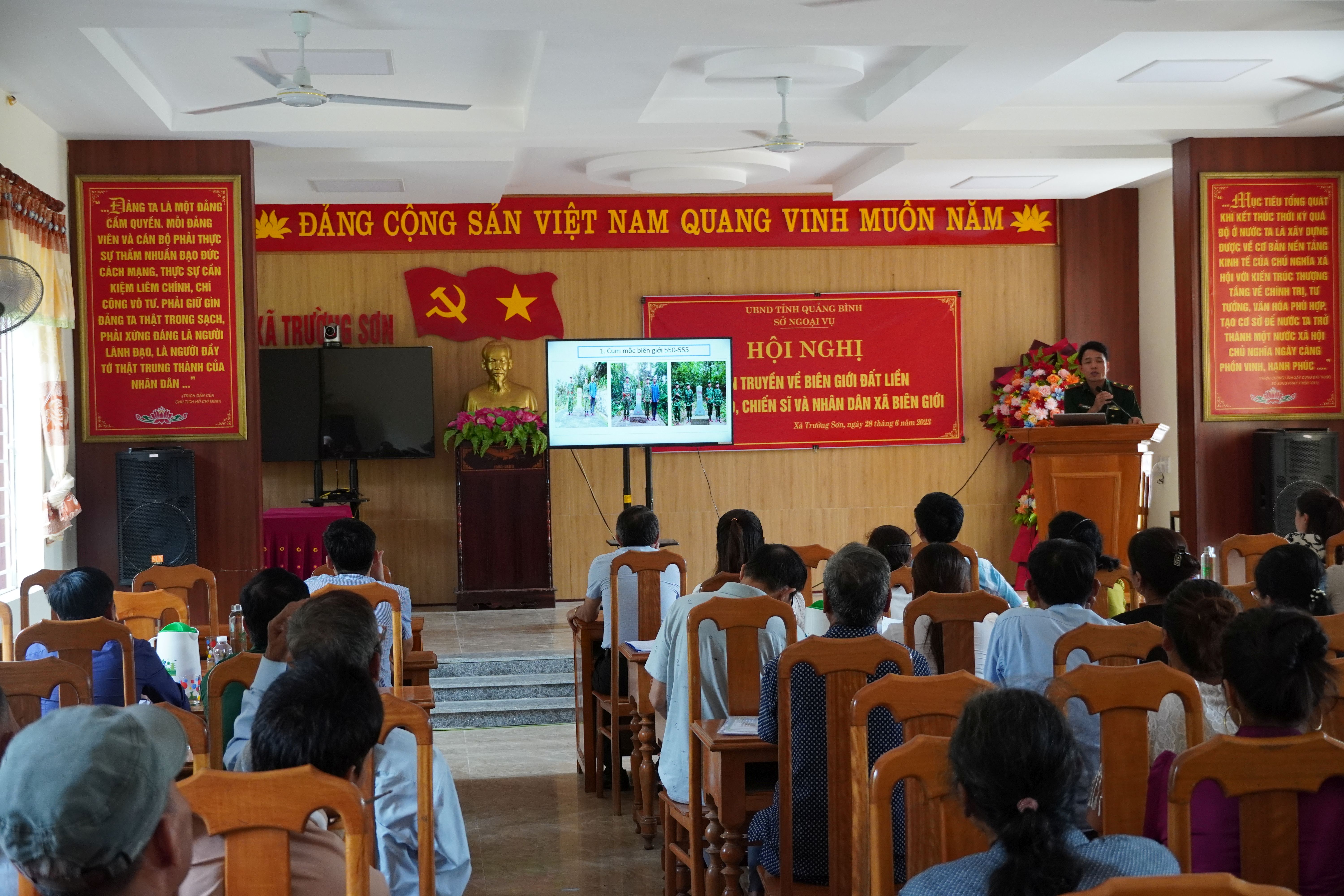 Toàn cảnh hội nghị.