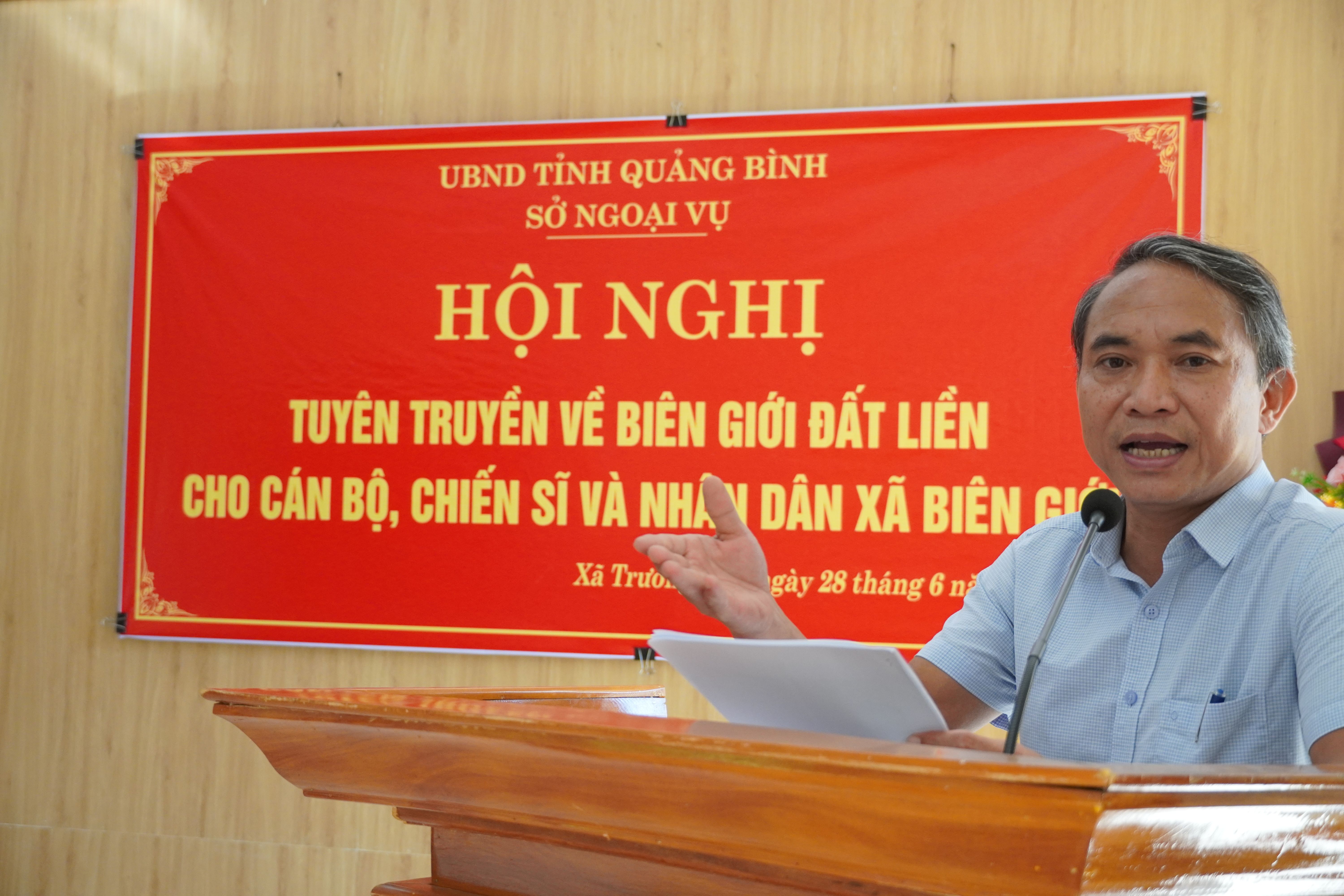 Ông Phó Hoàng Hân, Phó Vụ trưởng, Vụ biên giới phía Tây, Ủy Ban biên giới quốc gia (Bộ Ngoại giao) tuyên truyền về công tác quản lý biên giới đất liền. 
