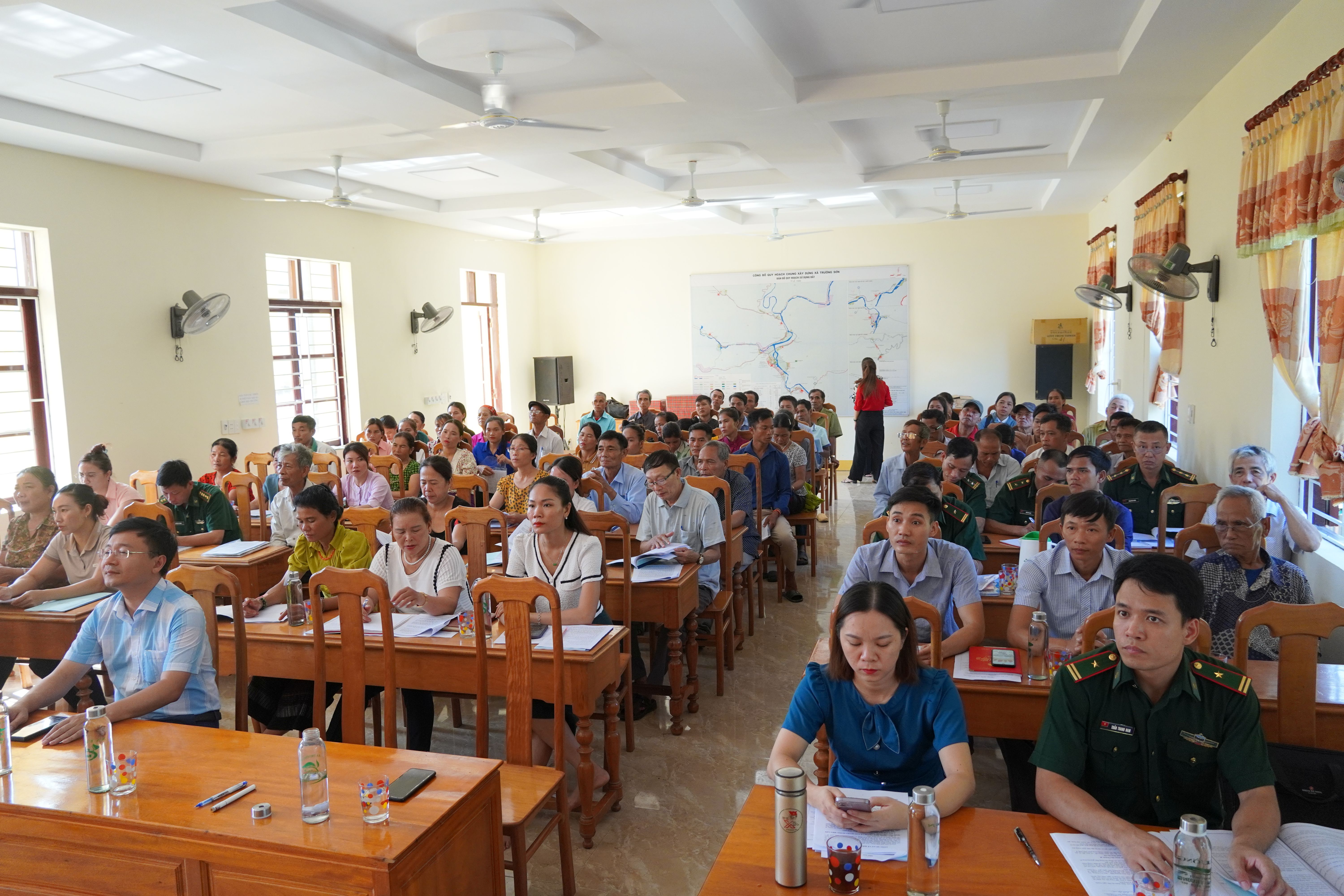 Đông đảo cán bộ, chiến sĩ và nhân dân xã biên giới Trường Sơn nghe các báo cáo viên tuyên truyền về biên giới đất liền.