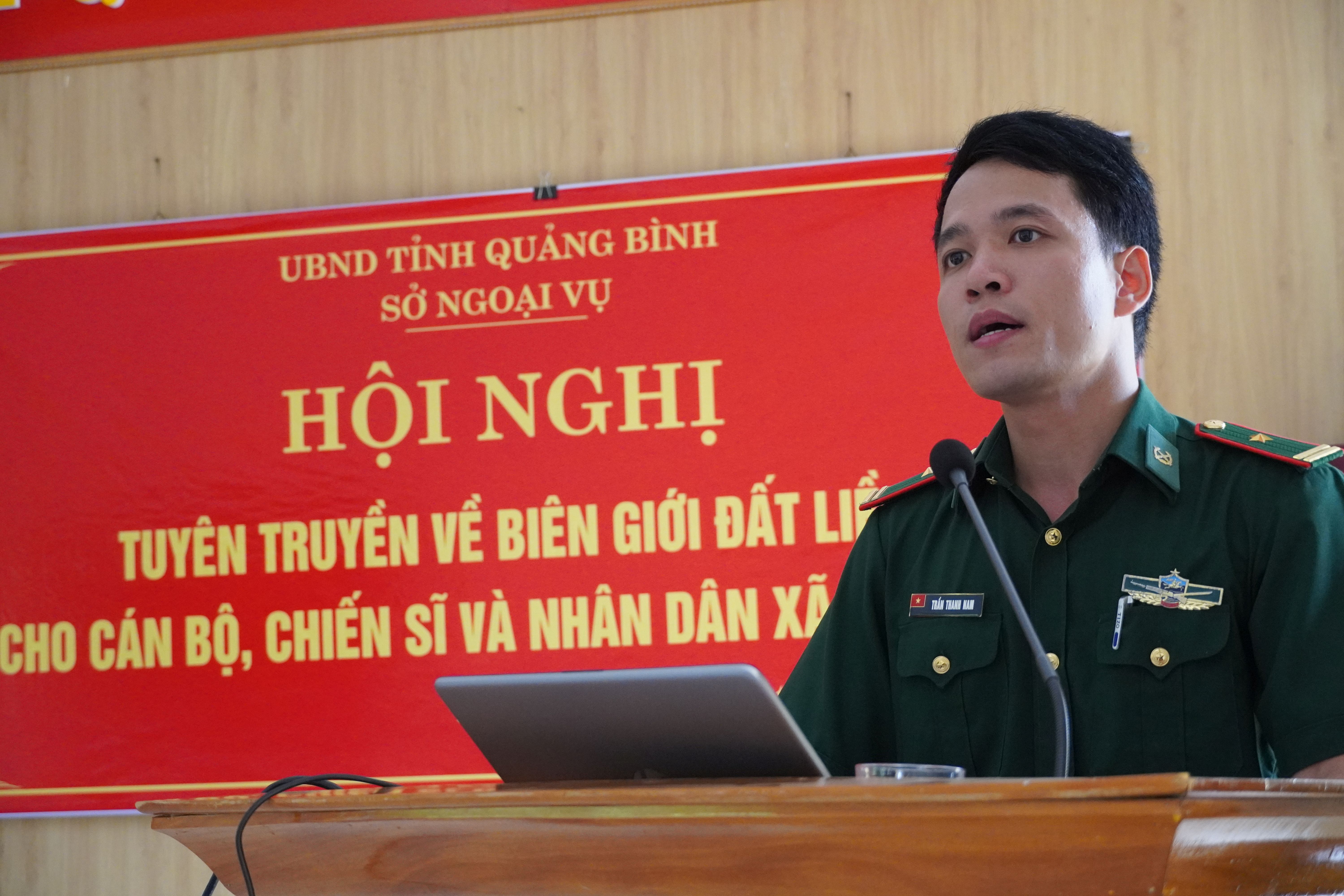 Thiếu tá Trần Thanh Nam, Chính trị viên phó Đồn Biên phòng Làng Mô tuyên tuyền tại hội nghị. 