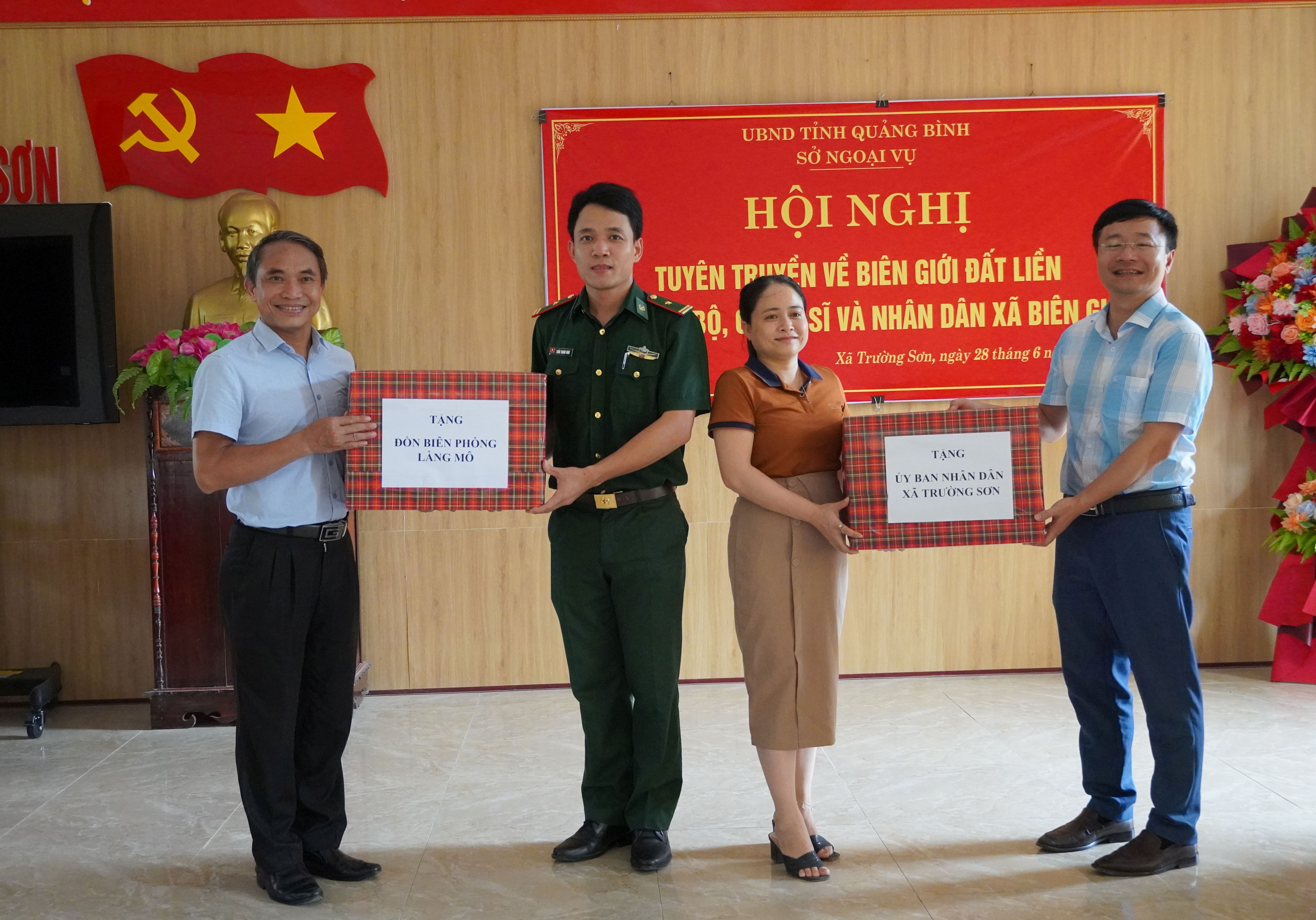 Lãnh đạo Sở Ngoại vụ đã tặng quà lưu niệm cho UBND xã Trường Sơn và Đồn Biên phòng Làng Mô.