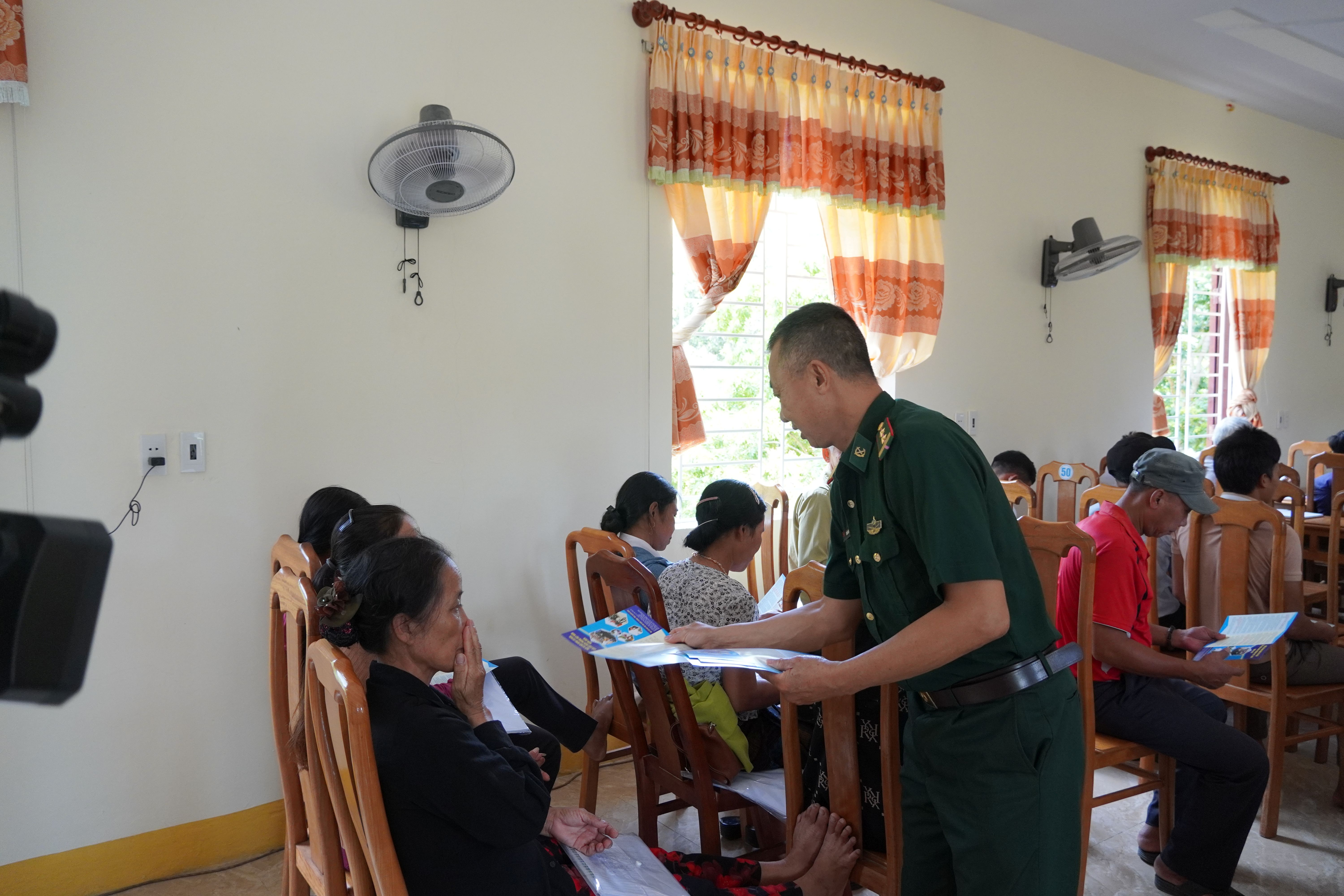 Phát tờ rơi tuyên truyền về biên giới đất liền.