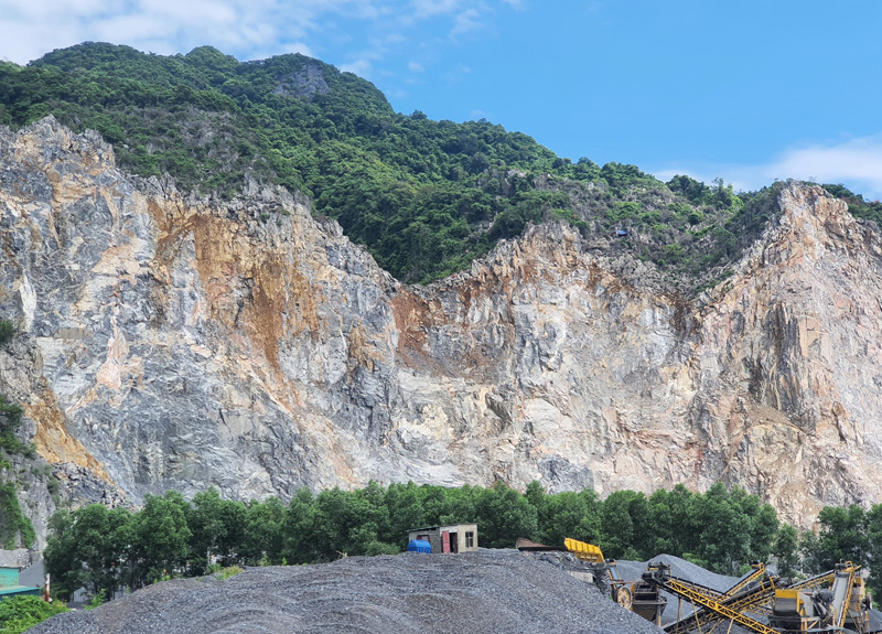 Khu vực mỏ đá của Công ty TNHH Tổng công ty Thế Thịnh ở xã Trường Xuân nơi vừa xảy ra vụ tai nạn lao động làm chết người.