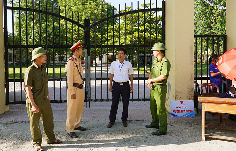 Lãnh đạo huyện Quảng Ninh kiểm tra công tác bảo đảm an toàn vòng ngoài tại các điểm thi.