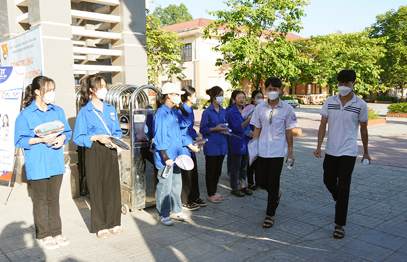 Đoàn viên, thanh niên tham gia “tiếp sức mùa thi” cho các thí sinh.