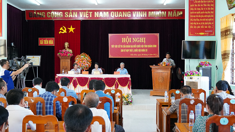 Cử tri huyện Tuyên Hóa nêu ý kiến tại buổi tiếp xúc.