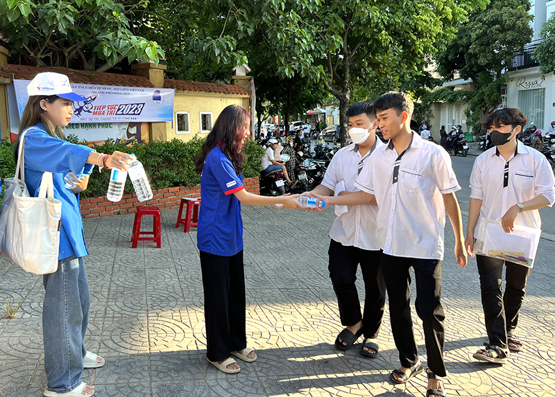 Thí sinh tại điểm thi trên địa bàn thành phố lạc quan bước vào buổi thi đầu tiên sáng 28/6.