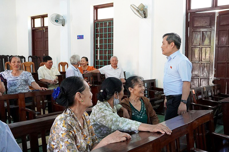 Đồng chí Vũ Đại Thắng, Ủy viên Trung ương Đảng, Bí thư Tỉnh ủy, Trưởng đoàn ĐBQH tỉnh trò chuyện với cử tri TP. Đồng Hới.