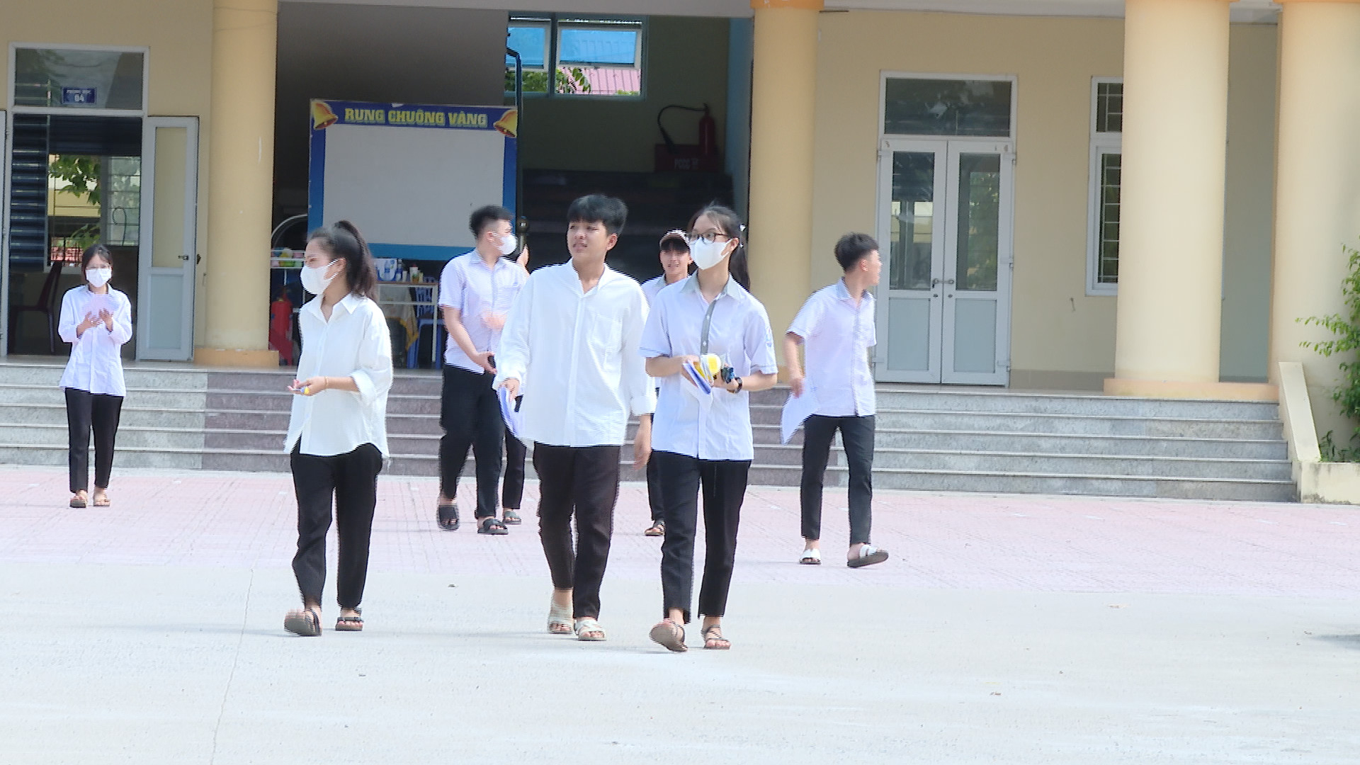 Các thí sinh ở huyện Quảng Trạch hoàn thành môn thi Ngữ Văn.
