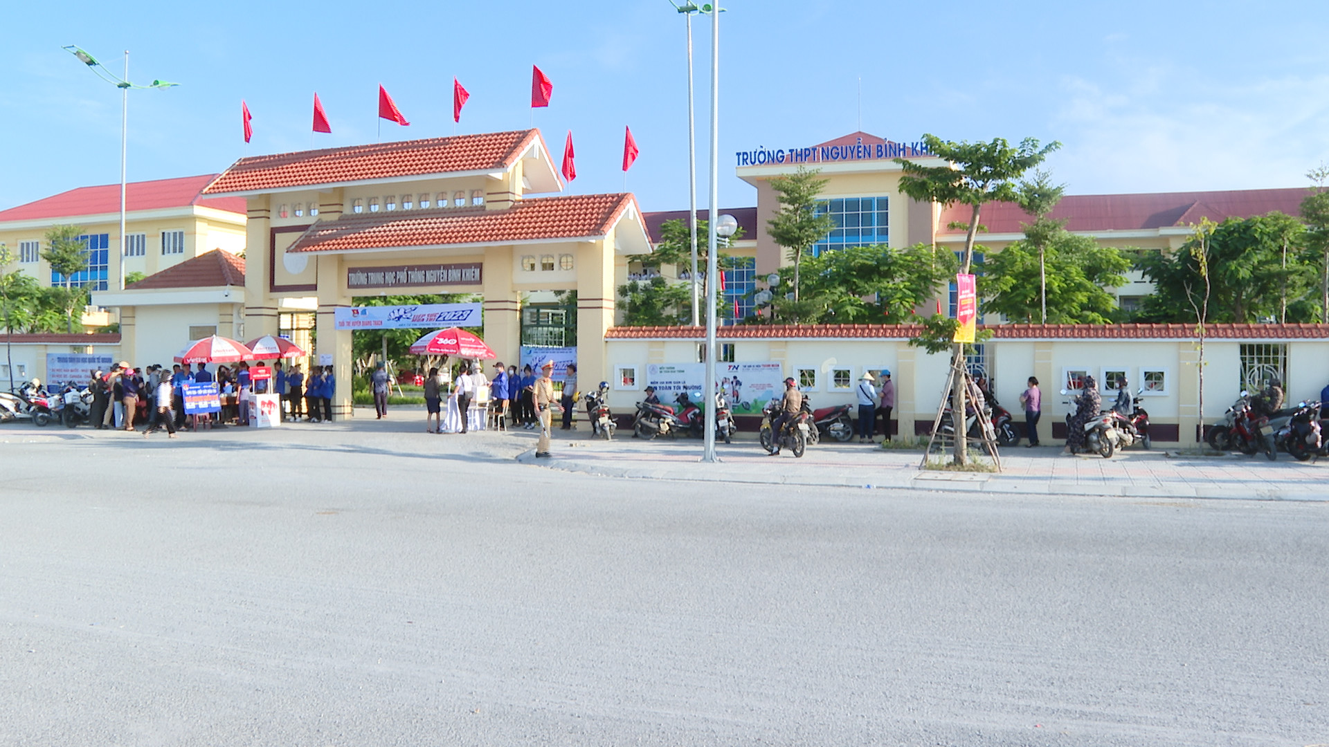 Phụ huynh chờ đón các thí sinh ở điểm thi Trường THPT Nguyễn Bỉnh Khiêm.