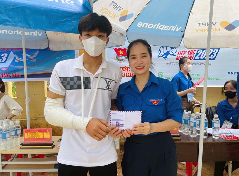 Huyện đoàn Minh Hóa hỗ trợ hơn 500 nghìn đồng tiền mặt cho trường hợp thí sinh bị tai nạn gãy tay tại điểm thi  Trường THCS và THPT Trung Hóa