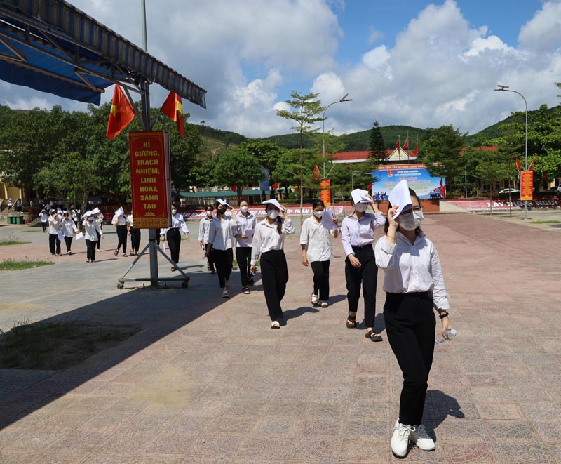 Các thí sinh huyện Minh Hóa hoàn tất môn thi đầu tiên trong tiết trời nắng gắt.