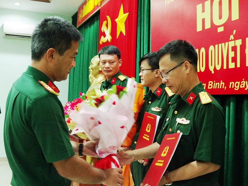 Đại tá Đoàn Sinh Hòa, Chỉ huy trưởng Bộ CHQS tỉnh tặng hoa chúc mừng các đồng chí được thăng quân hàm.