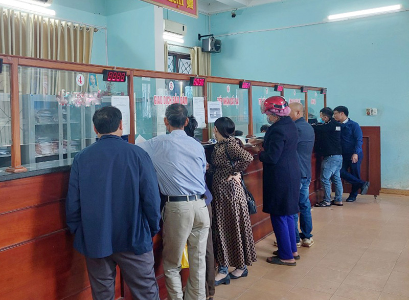 Người dân đến làm các thủ tục liên quan đến lĩnh vực đất đai tại Chi nhánh Văn phòng đăng ký đất đai huyện Bố Trạch.